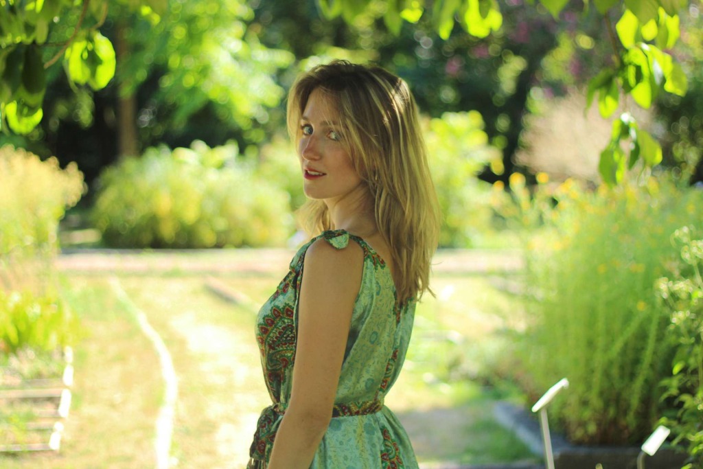 Flora dans un jardin