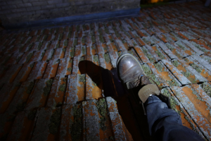 chaussure sur un toit