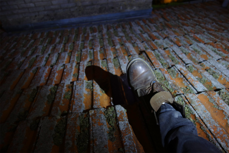 chaussure sur un toit