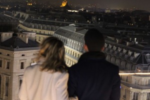 personnes vu de dos regardant les toits de Paris