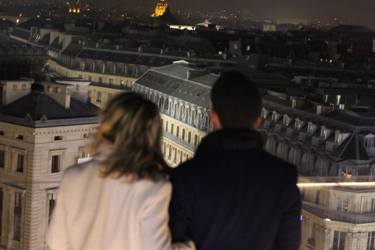 personnes vu de dos regardant les toits de Paris